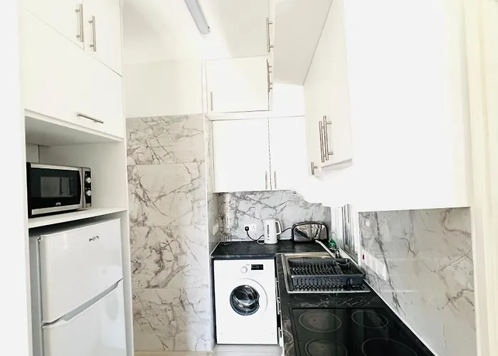 Cosy Sunny One Bedroom *