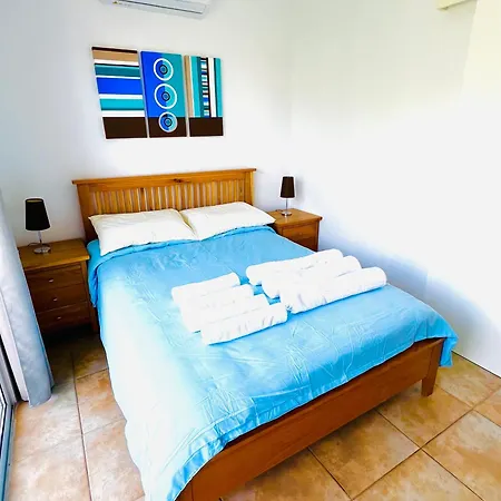 Cosy Sunny One Bedroom Пафос