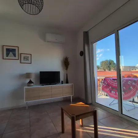 Cosy Sunny One Bedroom *